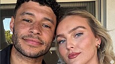 Perrie Edwardsová a Alex Oxlade-Chamberlain na spole�ném snímku. Pár otev�en�...