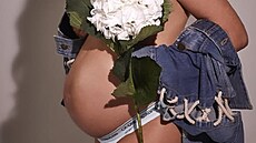 T�hotná Perrie Edwardsová se synem Axelem v b�í�ku. Zp�va�ka �íkala, �e p�ed...