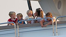 Conor McGregor s man�elkou Dee Devlinovou a jejich �ty�mi d�tmi. Pár je spolu...