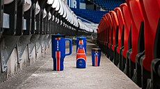 Ti modely Stanley v klubových barvách PSG pímo na tribun Parku princ.