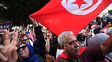 Demonstranti pochodují Tunisem pod heslem ��et�zy musí být zlomeny�. Po�adují...