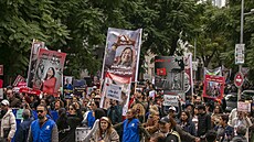 Demonstranti pochodují Tunisem pod heslem ��et�zy musí být zlomeny�. Po�adují...