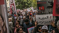 Demonstranti pochodují Tunisem pod heslem ��et�zy musí být zlomeny�. Po�adují...