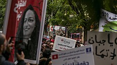 Demonstranti pochodují Tunisem pod heslem ��et�zy musí být zlomeny�. Po�adují...