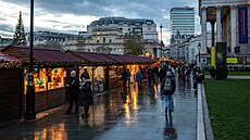 Pohled na váno�ní trh na Trafalgar Square v oblasti West End v Londýn�. (2....