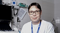 Primá� Jan Krupi�ka v nemocnici pracuje 20 let, zázra�ný váno�ní p�íb�h ale...