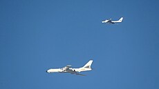 Foto zveejnné japonským ministerstvem obrany ukazuje spolený let ruských a...