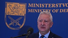 Nov� jmenovaný ministr obrany a zárove� vicepremiér za SPD Jaromír Z�na...