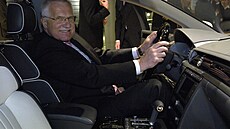 Prezident Václav Klaus si vyzkou�el 23. února v roce 2007 posezení v automobilu...