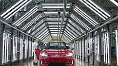 Podnik Gläserne Manufaktur koncernu Volkswagen v Drá��anech. Na snímku...