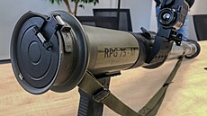 Výroba protitankové zbran RPG-75 v dílnách Zevety Bojkovice