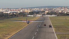 Devítka jezdc� ve sp�e�ení dostala po úsp�ném vzletu kluzák do vý�ky 100 metr�.