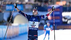 Eric Perrot slaví vítzství ve stíhacím závod.