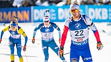 Vít�zslav Hornig p�ijí�dí do cíle stíhacího závodu.