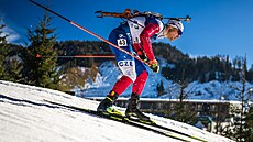 Michal Kr�má� ve sjezdu p�i stíhacím závod� v Hochfilzenu.