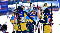 Martin Ponsiluoma a Jesper Nelin vítají v cíli Sebastiana Samuelssona, který...