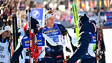 Norové vítají v cíli Vetleho Christiansena, který uhájil dal�í �tafetové...