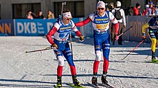 Joná Mareek pedává tafetu Mikulái Karlíkovi.
