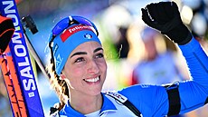 Lisa Vittozziová slaví vít�zství ve stíha�ce v Hochfilzenu.