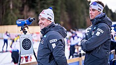 Trené�i �eských �en Luká� Dostál a Jakub Procházka b�hem nást�elu.