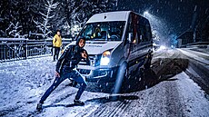 Tým �eského biatlonu p�i p�esunu mezi zastávkami Sv�tového poháru