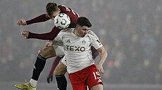 Asger Sörensen v leteckém boji s Kevinem Nisbetem z Aberdeenu.