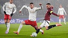 Alfie Dorrington z Aberdeenu se sna�í bránit spar�anskému kapitánovi Luká�i...