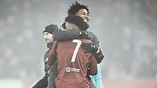 Angelo Preciado objímá autora prvního gólu Johna Mercada.