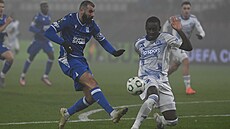 Abdoulaye Sylla brání akci Mikaela Ishaka.