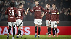 Hrá�i Sparty slaví t�etí gól proti Aberdeenu.