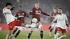 Sivert Mannsverk sleduje po�ínání s mí�em jednoho z aberdeenských hrá��.