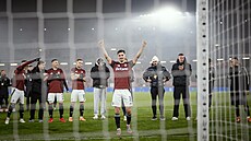 Luká� Sadílek p�i d�kova�ce Sparty po výh�e nad Aberdeenem.