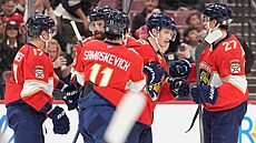 Radost hokejist� Floridy po gólu proti Los Angeles.