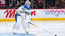 Jordan Binnington rozehrává puk v utkání s Montrealem.