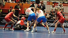 eské florbalistky bojují o míek ped výcarskou brankou.