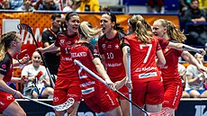 Radost �výcarských florbalistek po gólu ve finále mistrovství sv�ta.