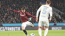 Mat�j Ryne� pálí v utkání s Libercem.