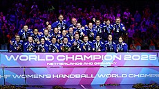 Norské házenká�ky pózují se zlatými medailemi z mistrovství sv�ta.