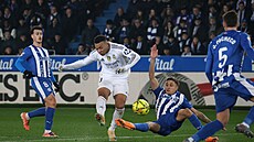 Kylian Mbappé skóruje v utkání s Deportivem Alavés.