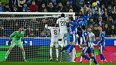 Thibaut Courtois sleduje letící mí� od rohového praporku.