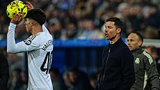 Xabi Alonso ud�luje pokyny ze st�ída�ky.