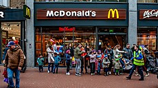 Mikuláský pvod dtí ped pobokou etzce v nizozemském Nijmegenu (15....