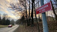 Ulici nov� zdobí cedule s nápisem Serinkova.