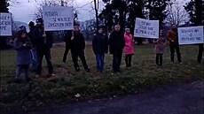 Stovka rozzlobených rodi�� protestuje u �koly v Hnojníku
