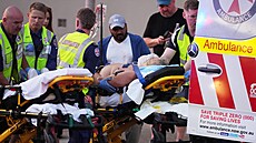 Záchranái zasahují na míst stelby na plái Bondi Beach v Sydney. (14....