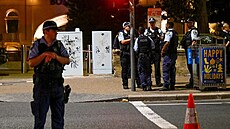 St�elba na plá�i Bondi Beach v Sydney, kde probíhala oslava �idovského svátku...