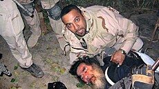 Irácko-americký p�ekladatel Samir za dohledu p�íslu�ník� amerických speciálních...