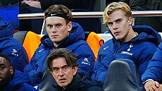 eský branká Antonín Kinský sedí na lavice Tottenhamu bhem utkání Ligy...