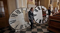 Daniel (vlevo) a Jakub Machá�ovi z Rýma�ova s ciferníkem, který vyrobili ve své...