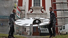 Daniel (vlevo) a Jakub Machá�ovi z Rýma�ova s ciferníkem, který vyrobili ve své...